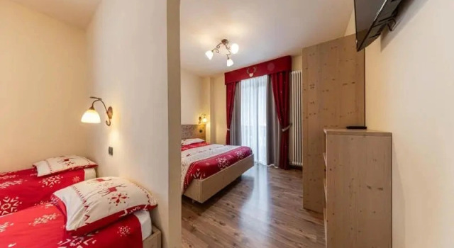Четырёхместный номер Comfort с балконом Family Hotel La Perla