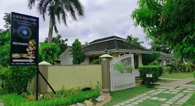 Кровать в общем номере Le Relax Beach Resort