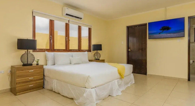 Remodeled 3BR w Private Pool Close to Palmbeach, Varaa Hotelli Noord Aruba