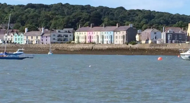 Коттедж The Beach Hut, sleeps up to 4 guests and has a Private Hot Tub, FirePit, BBQ and is located in a Peaceful setting with Alpacas and gorgeous countryside views on Anglesey, North Wales