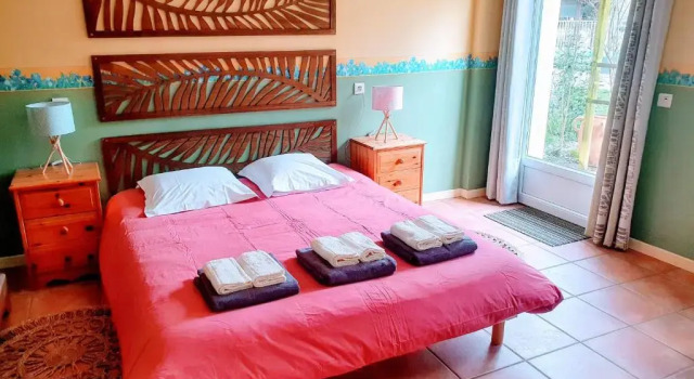 Коттедж La Villa des Roses Gîte Chambres dhôtes Piscine chauffée