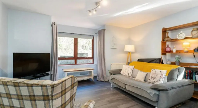 One Bedroom ground floor flat, Забронировать Отель Отели Центральной Шотландии с парковкой, Парковка