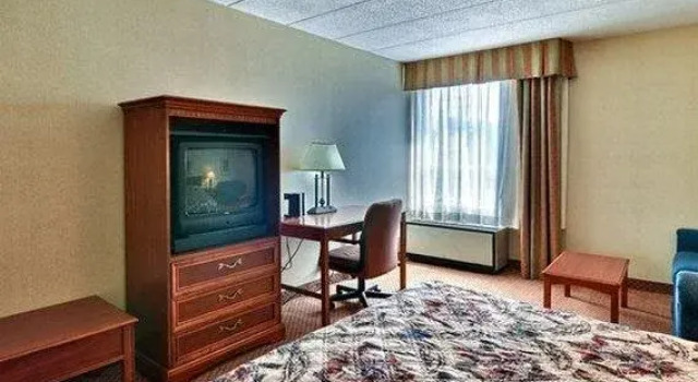 Rodeway Inn & Suites & Conference Center, Book Hotel Girard. Ohio