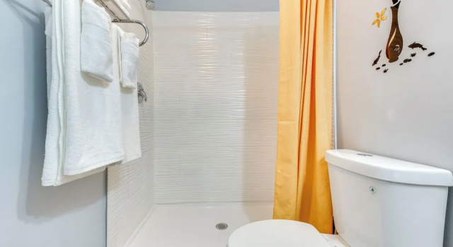Коттедж с 3 комнатами Convenient ATL Home with Yard, 6 Mi to Mercedes-Benz