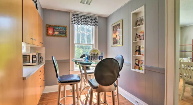 Glasgow Home w/ Porch: Close to Lake & Caves!, Varaa Hotelli Glasgow Kentucky