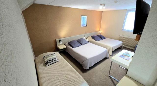 Семейный номер Standard Logis Hôtel & Restaurant Arcombelle
