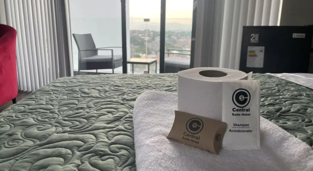 Трёхместный номер Premium с балконом Central Suite