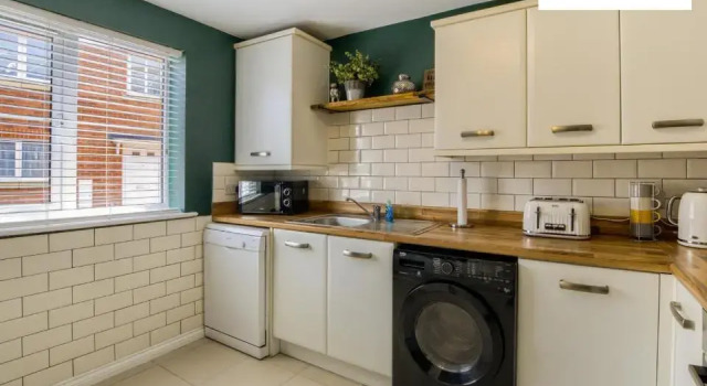 Апартаменты 3 Bedroom Coventry House By Passionfruitproperties With Free Wi-fi, Driveway & Garden- 26WWC