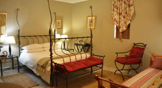 Люкс Le Chateau Guest House and Conference Centre