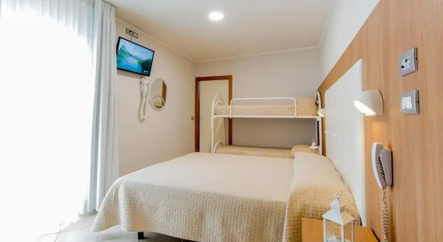 Четырёхместный номер Standard с балконом Hotel Roland