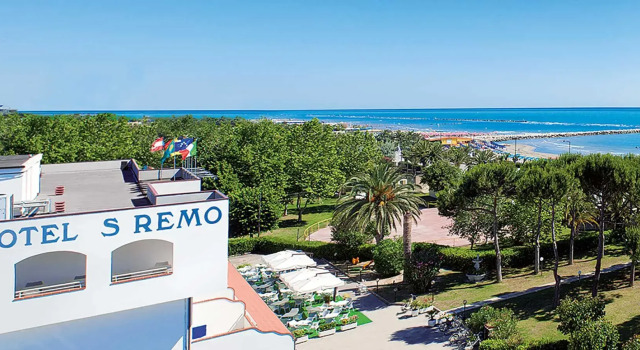 Кровать в общем номере Hotel San Remo - All Inclusive - Fronte Mare - Spiaggia Privata