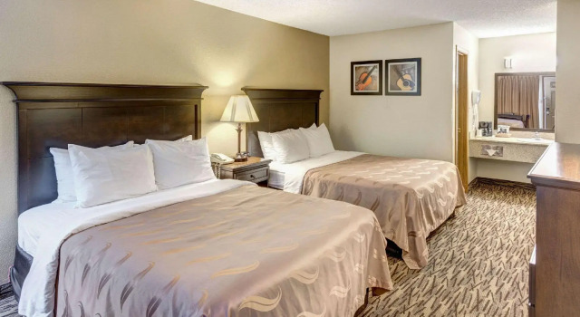 Четырёхместный номер Standard Quality Inn West-Branson Theatre District
