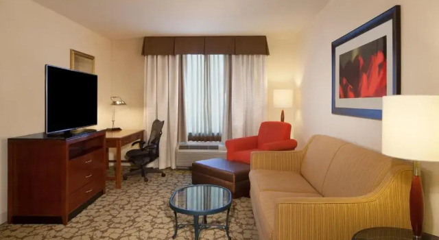 Двухместный люкс c 1 комнатой Hilton Garden Inn Virginia Beach Town Center