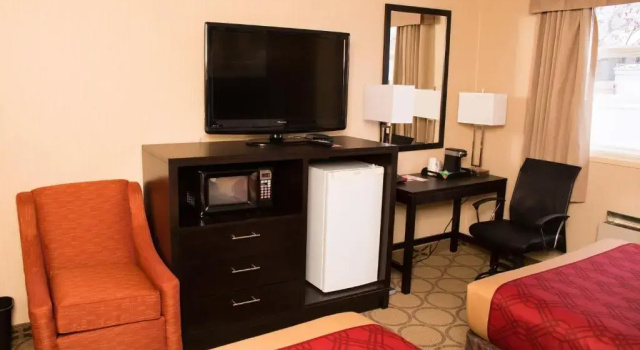 Четырёхместный номер Standard Econo Lodge
