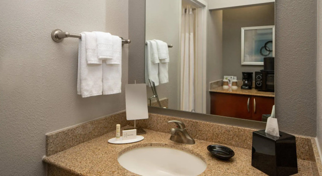 Четырёхместный номер Standard Courtyard by Marriott Jacksonville at the Mayo Clinic Campus/Beaches
