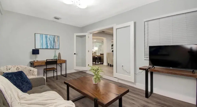 Comfortable Luxurious Home with Hot Tub, Near the Beach