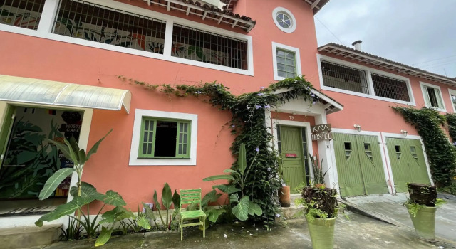 Kaa Guest House, Забронировать Хостел Отели Убатуба с парковкой, рядом с Praia do Itagua, Парковка
