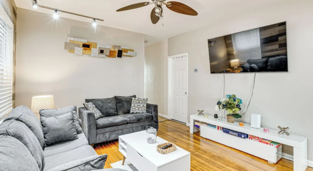 1 Mi to Downtown Newark: Urban Escape!