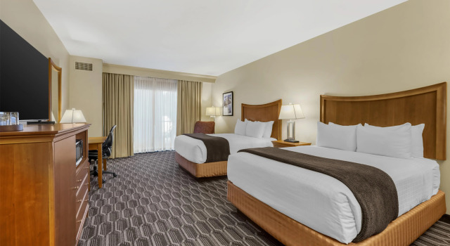 Четырёхместный номер Standard с балконом Best Western Plus Swiss Chalet Hotel & Suites