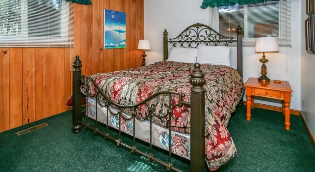 Berghuette-1906 by Big Bear Vacations, Varaa Hotelli Hotellit Big Bear Lake pysäköinnillä, Pysäköinti