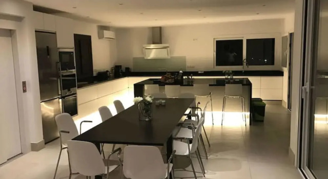 Вилла с 6 комнатами с красивым видом из окна Luxury villa with heated pool for 12 to 14 people