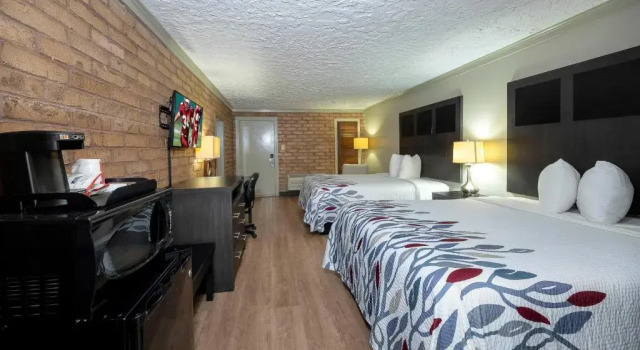 Четырёхместный номер Deluxe Red Roof Inn Monroe