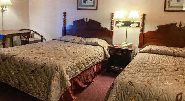 Четырёхместный номер Standard Voyageur Inn and Conference Center