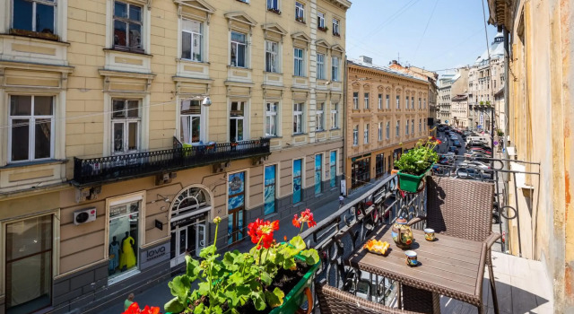 LeoApart near Rynok Square with 2 bedrooms, Забронировать Отель Отели Львова 3 звезды, рядом с Костел Ордена Иезуитов, 3*