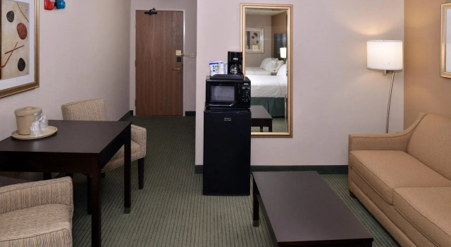 Двухместный люкс Holiday Inn Express Hotel & Suites Milwaukee-New Berlin by IHG