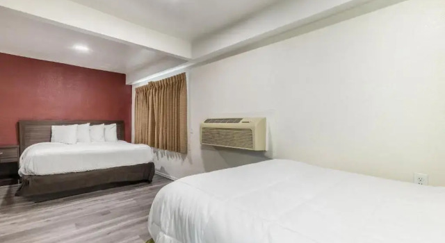 Четырёхместный семейный номер Standard Econo Lodge Needles