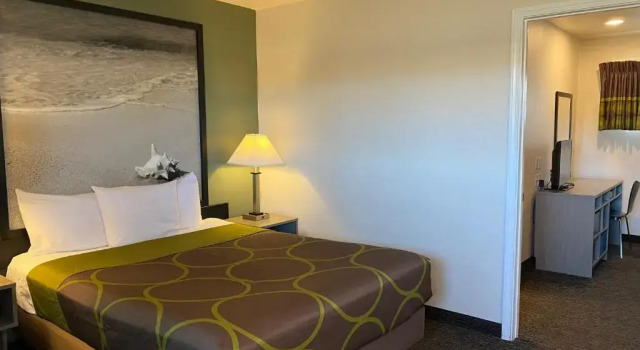 Номер Deluxe Super 8 by Wyndham Monterey