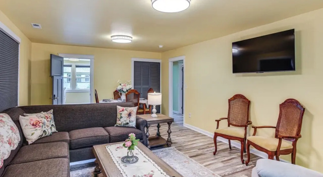 2 Mi to Dtwn Tacoma: Charming Home w/ Deck & Yard!, Забронировать Дом для отпуска Такома Вашингтон, рядом с Tacoma Municipal Court