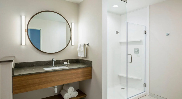Двухместный люкс Fairfield Inn & Suites by Marriott Des Moines Downtown