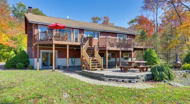 Коттедж Ski, Swim & Relax: Waterfront Haven on Pines Lake!