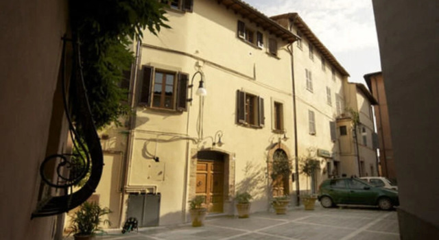 Palazzo Fiumi LaPlaca, Varaa Hotelli Bettona Umbria