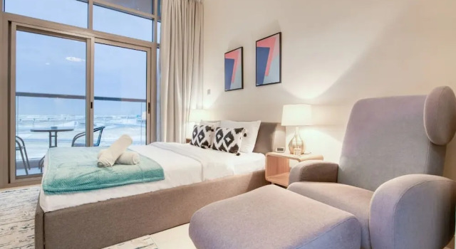 Luton Vacation Homes Roy Mediterrian, Забронировать Отель Отели Дубая Инвестмент Парка с бассейном, Бассейн