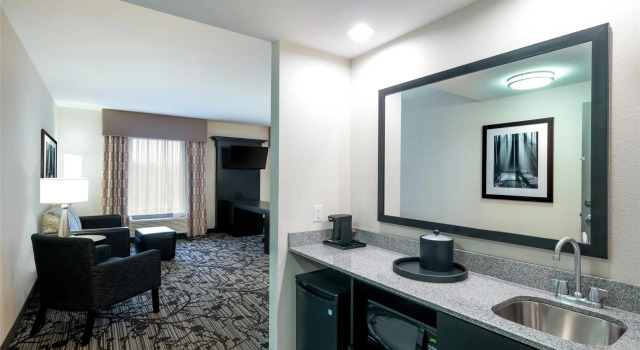 Четырёхместный люкс Hampton Inn and Suites Roanoke Airport/Valley View Mall