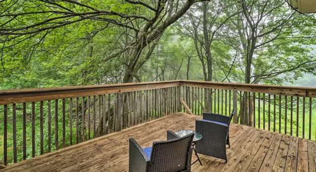 Коттедж с 3 комнатами с балконом 7 Mi to Lake Harmony: Home w/ Furnished Deck!