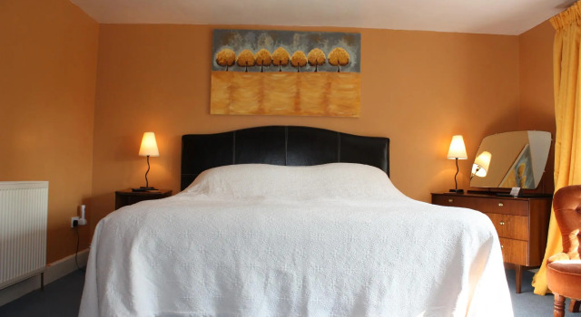 Manor Farm Bed & Breakfast, Book Farm Stay Grittleton Wiltshire