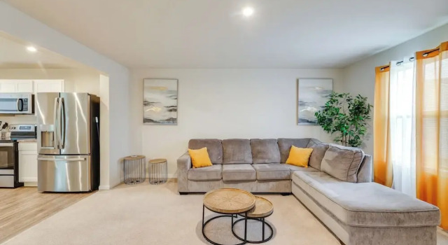 Апартаменты Sunlit Milford Townhome < 2 Mi to Riverwalk!