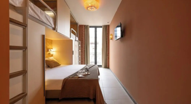 Четырёхместный номер Standard с балконом The Loft House Sevilla
