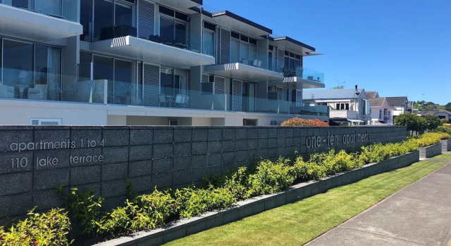 One Ten Apartment 8, Rezerwuj Apartament Hotele w Auckland Region z parkingiem, Parking