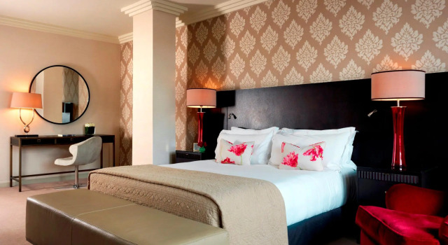 Номер Deluxe The Westbury Hotel