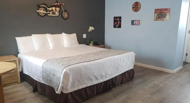 Deluxe Inn, Забронировать Мотель  