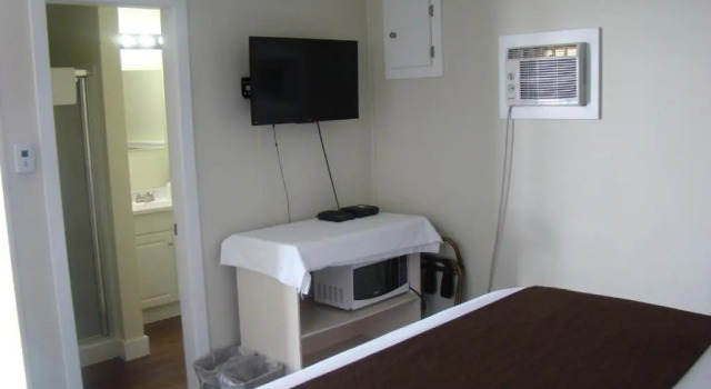 Paddock Inn, Book Hotel Coleman Crowsnest Pass