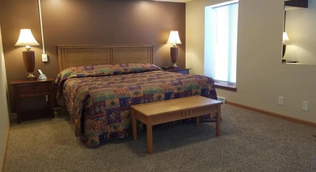 Семейный люкс с 2 комнатами Ambers Inn and Suites