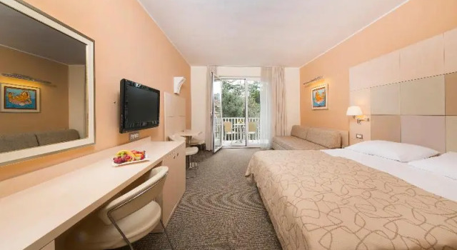 Трёхместный номер Standard с балконом Hotel Haliaetum - San Simon Resort