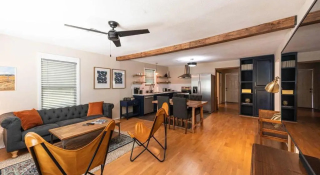 Бунгало Escape to a Restored 1920s East Waco Bungalow