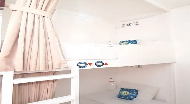 Кровать в общем номере с красивым видом из окна Ozora Tiying Tutul Hostel Canggu