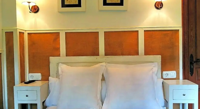 Las Rocas, Prenota Hotel Vega de Valcarce 